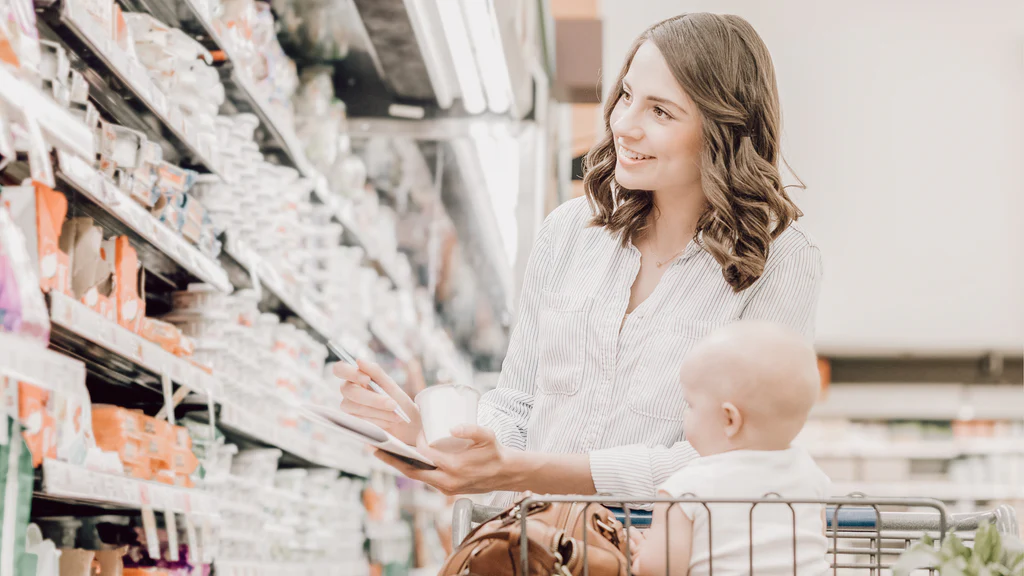 Ultra-transformés, compotes, biscuits : le guide du supermarché pour bébé